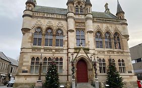 No 10 Immaculate City Centre, Top Floor 2 Bed Flat With Free Parking